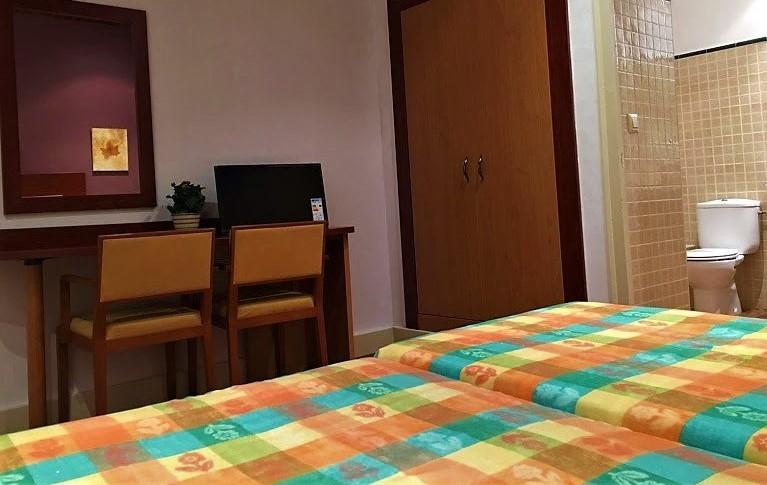 Hotel La Fonda Dels Pirineus มาซาเน็ต เด คาเบรนิส ภายนอก รูปภาพ