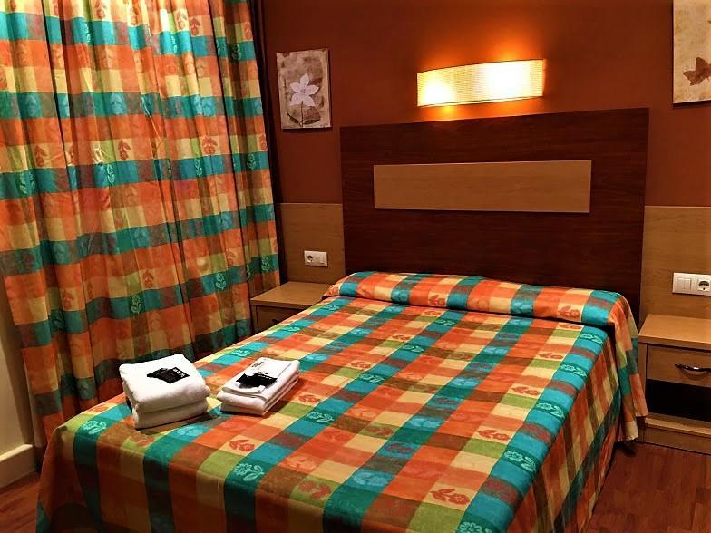 Hotel La Fonda Dels Pirineus มาซาเน็ต เด คาเบรนิส ภายนอก รูปภาพ