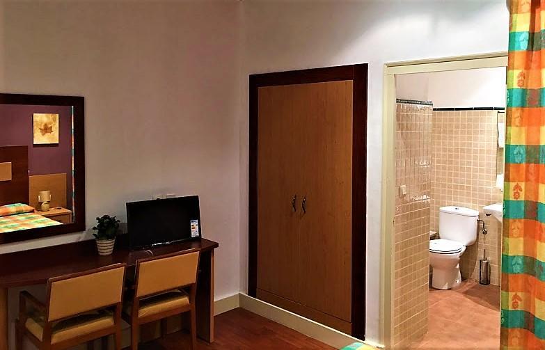 Hotel La Fonda Dels Pirineus มาซาเน็ต เด คาเบรนิส ภายนอก รูปภาพ