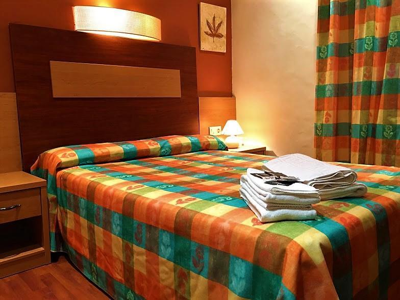 Hotel La Fonda Dels Pirineus มาซาเน็ต เด คาเบรนิส ภายนอก รูปภาพ